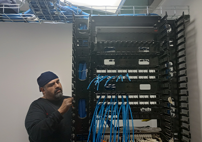 Instalación de cableado en racks