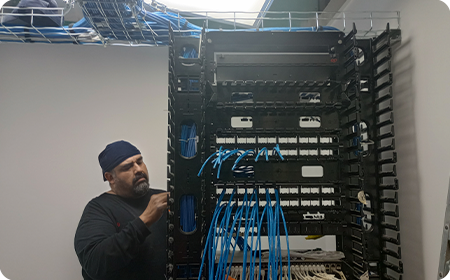 Instalación de cableado en racks